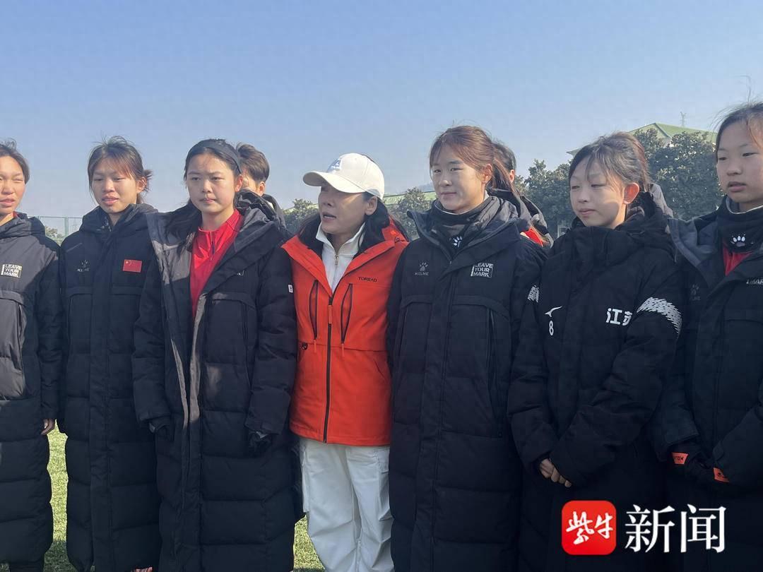 体育平台-田震南京开唱先探望江苏女足 透露因《铿锵玫瑰》圆了足球梦