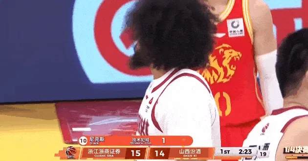 赛事直播-尼克斯不停抱怨裁判被吹技犯，随后闫军耐心和其解释吹罚